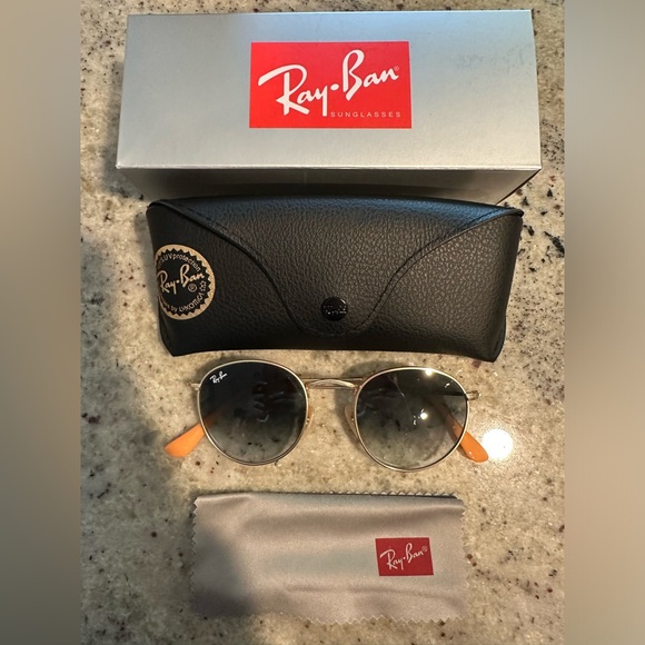 Ray-Ban Round Sunglasses - Picture 3 of 5